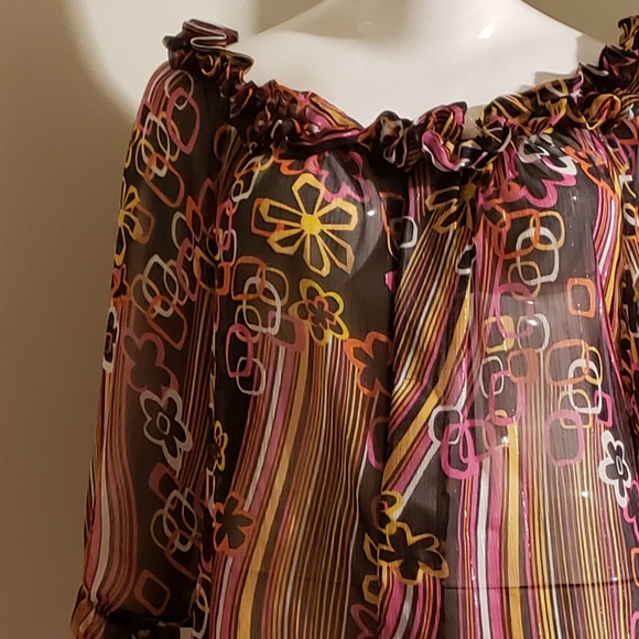 Button front top with ruffle detail - Picture 3 of 3